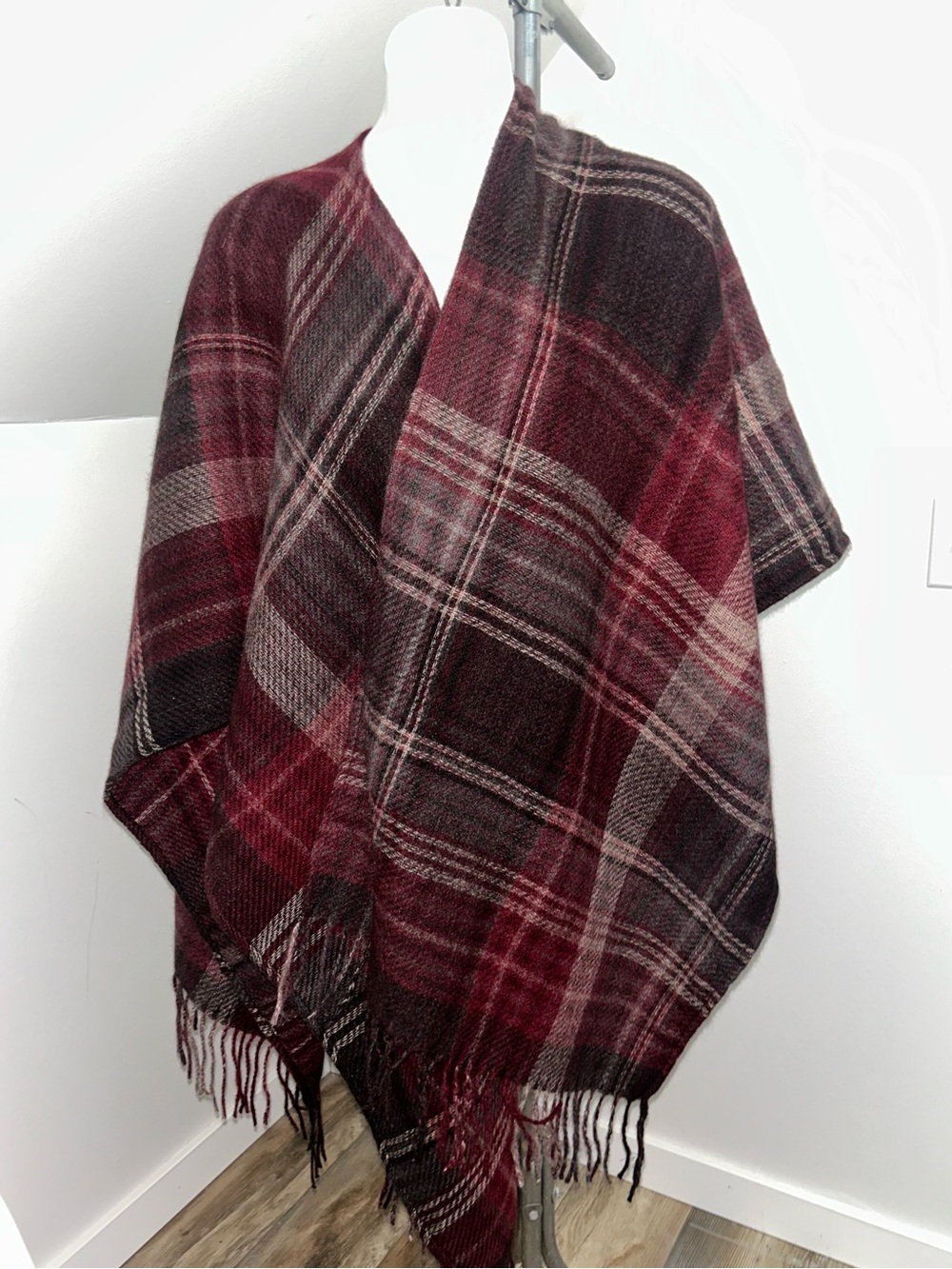 Woolrich Blankets Wrap with fringe, Burgandy/wine plaid soft fuzzy